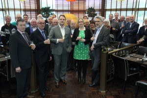 Een toost op de geslaagde fusie van KNFM en VNM (v.l.n.r.  Erik Kobes, Henk de Bruin, Bart van Meijl, Anita Winter en Toon Peerboom, die samen het nieuw gekozen Dagelijks Bestuur vormen)